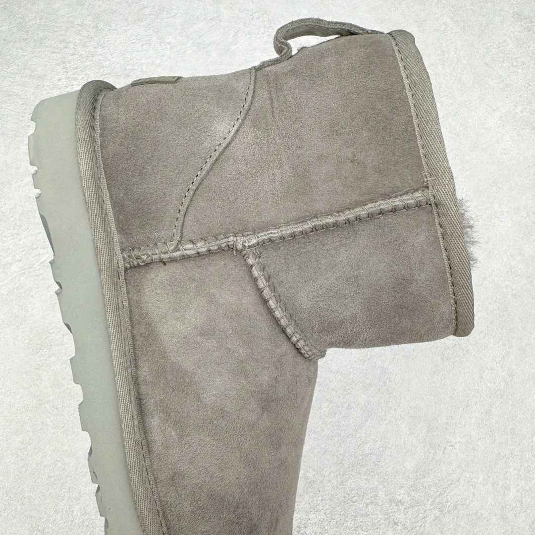 Pick up locally💰520 UGG 6222 Classic short-cut autumn and winter sheepskin and fur integrated snow boots. All shoes are made from the same factory as ZP. Longfeng A-grade Australian imported sheepskin and fur integrated men's and women's boots. Brand OEM production line. Fully follow the ZP process. OEM original pattern maker. Adhering to the principle of no original shoes and no development selection. Pay attention to every detail. The most authentic version on the market. TREADLITE "Light Wing" technology outsole. Lightweight/durable/flexible/pile size: 35 36 37 38 39 40 41 42 43 44 45 Coding: by2936070
